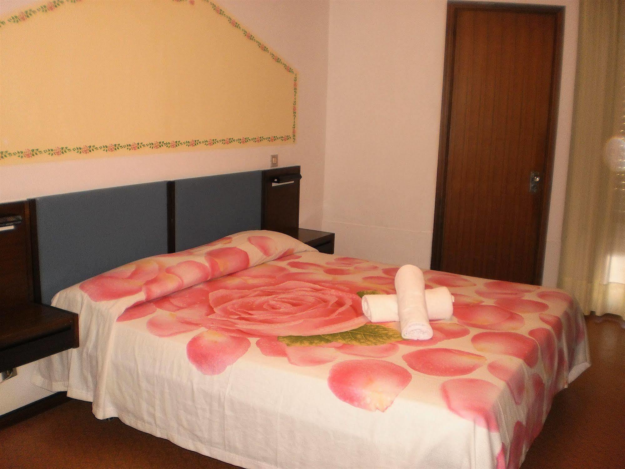 גראדו Hotel Plaza מראה חיצוני תמונה